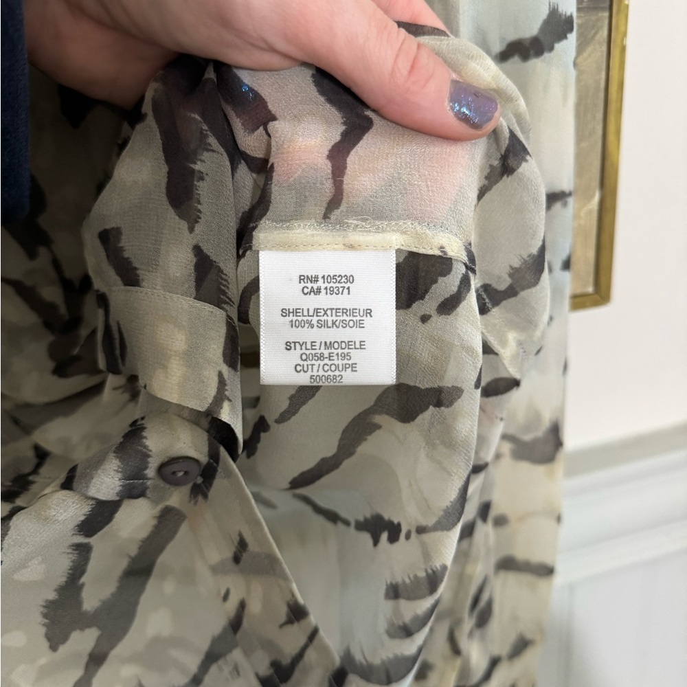 EQUIPMENT Femme Silk Button Up Tiger Printed Pastel Blouse Size L - Picture 4 of 7